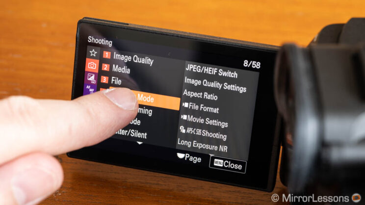 Palec dotyka ekranu A7 IV i zmiana ustawienia w menu