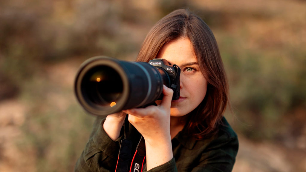 photographer taking pictures with R7 and 600mm F11 lens