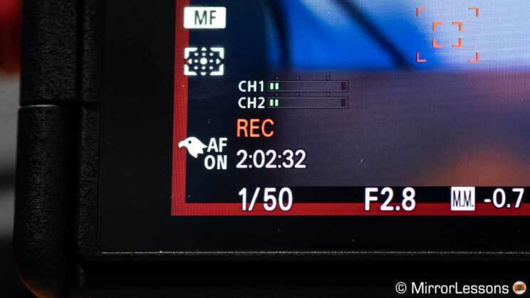 Zbliżenie na monitor A7 IV pokazujący nieprzerwane nagrywanie wideo przez ponad dwie godziny