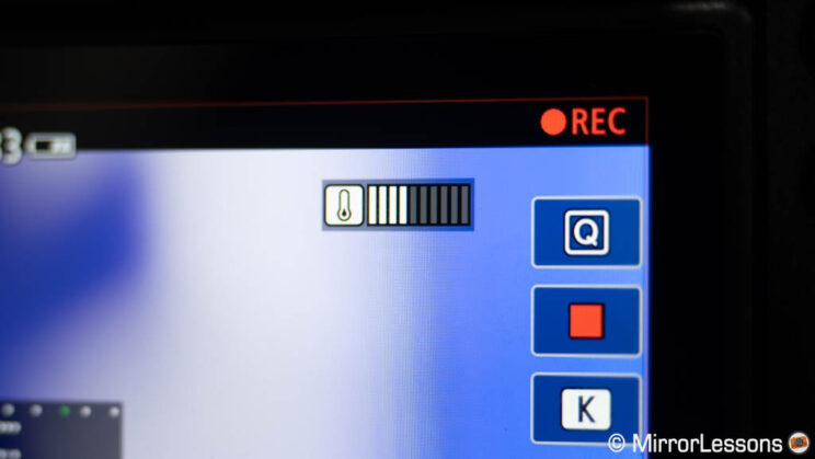 Temperature indicator on the LCD screen of the R6 II