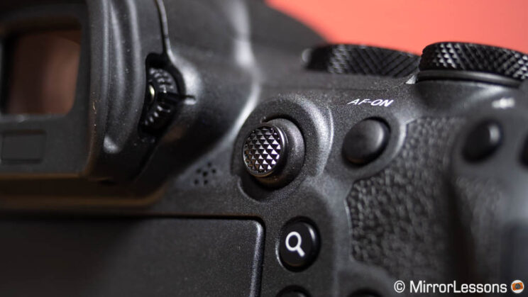 Close-up do joystick R6 II