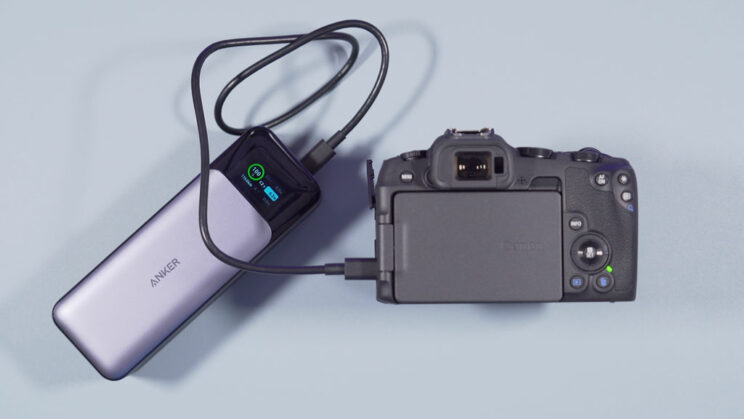 Powerbank charging the Canon R8 via USB connection.
